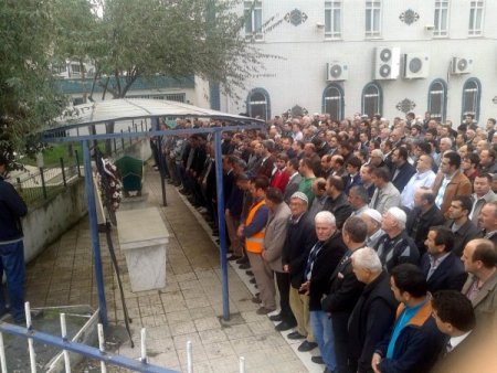 İhtiyaç sahibinin doktor ağabeyi Fuat Suzan Hakk'a yürüdü