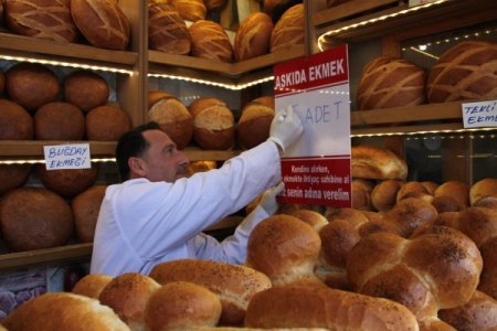 İhtiyaç sahiplerine 'askıda ekmek'le ulaşıyorlar