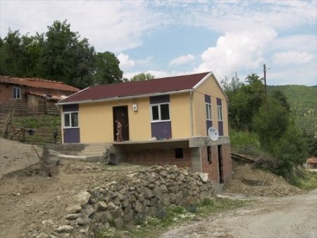 İhtiyaç sahiplerine prefabrik ev yardımı