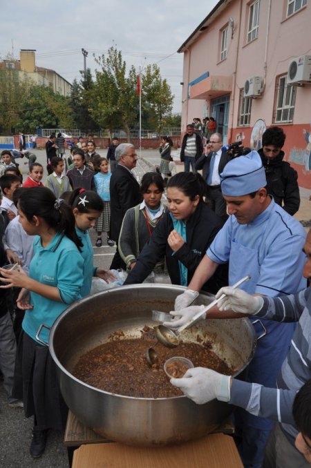 İkbal Koleji ve Osmangazi İlköğretim Okulu arasında aşure kardeşliği