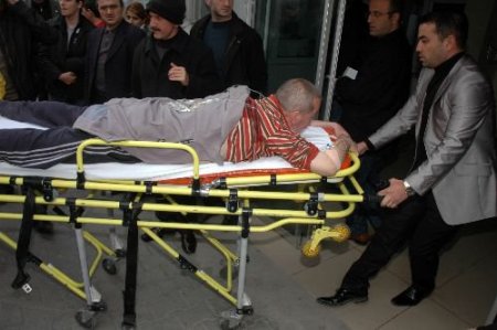 İki Ailenin Babaları Ve Oğulları Arasındaki Bıçaklı Kavgada 2'si Ağır 4 Kişi Yaralandı