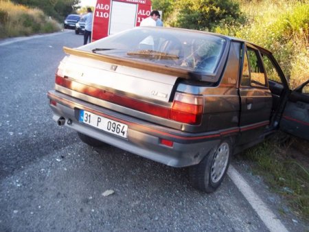 İki Araç Çarpıştı: 2 Ağır Yaralı