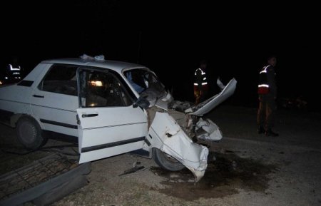 İki Araç Kafa Kafaya Çarpıştı: 1 Ölü, 3 Yaralı
