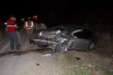 İki Araç Kafa Kafaya Çarpıştı: 1 Ölü, 3 Yaralı