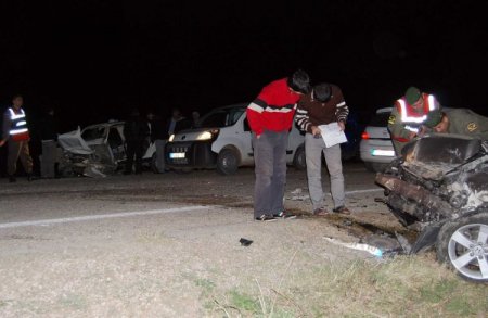 İki Araç Kafa Kafaya Çarpıştı: 1 Ölü, 3 Yaralı