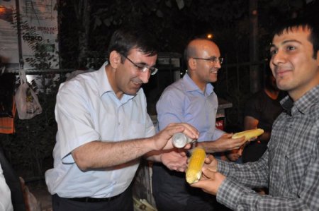 İki Bakan Bingöllülere Kazan Başında Mısır Dağıttı