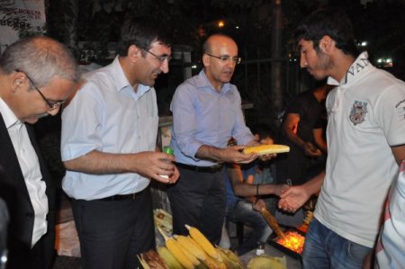 İki Bakan Bingöllülere Kazan Başında Mısır Dağıttı
