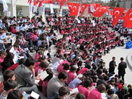 İki Bin Öğrenci 'bir Solukta Bir Kitap' Okudu