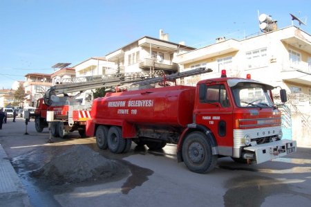 İki gün önce servisten gelen buzdolabı patladı, ev kullanılamaz hale geldi