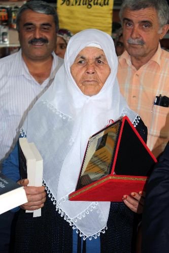 İki Günde Bir Kitap Okuyan 68 Yaşındaki Pakize Arslan Yılın Okuru Seçildi
