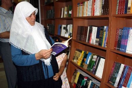 İki Günde Bir Kitap Okuyan 68 Yaşındaki Pakize Arslan Yılın Okuru Seçildi
