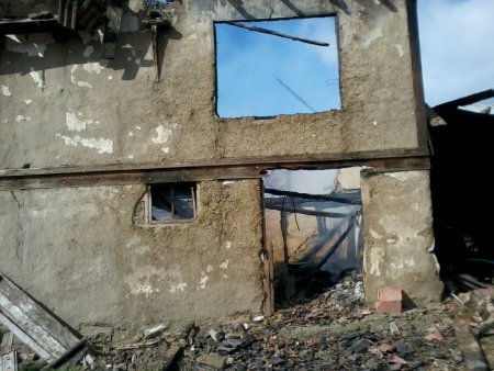 İki katlı ahşap ev, yangında kullanılamaz hale geldi