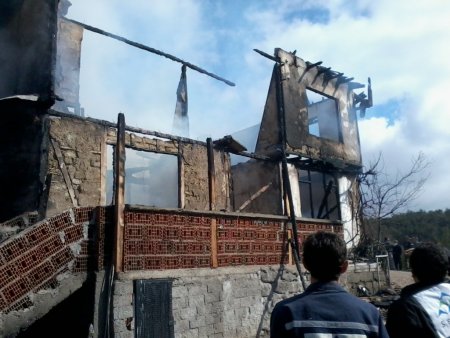 İki katlı ahşap ev, yangında kullanılamaz hale geldi