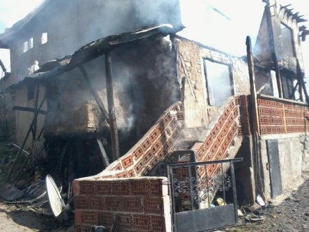 İki katlı ahşap ev, yangında kullanılamaz hale geldi