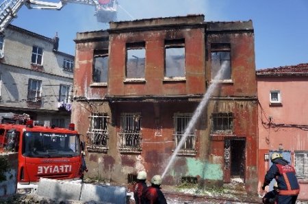 İki katlı bina alevlere teslim oldu