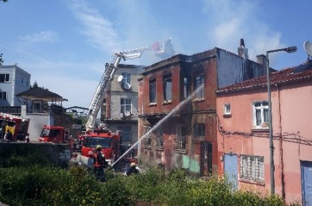 İki katlı bina alevlere teslim oldu