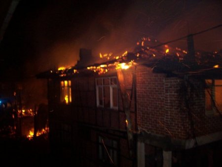 İki katlı ev ve ahır alev alev yandı