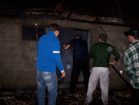 İki katlı ev ve ahır alev alev yandı