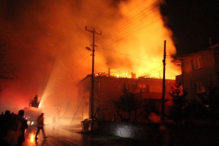 İki katlı ev ve ahır alev alev yandı