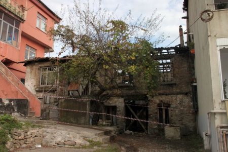 İki katlı metruk bina tamamen yandı