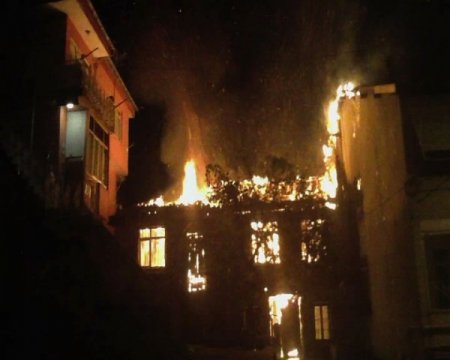 İki katlı metruk bina tamamen yandı