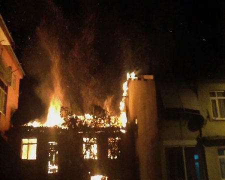 İki katlı metruk bina tamamen yandı