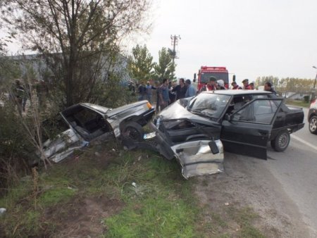 İki otomobil çarpıştı: 6 yaralı