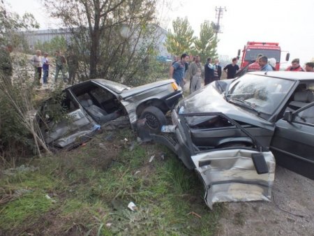 İki otomobil çarpıştı: 6 yaralı