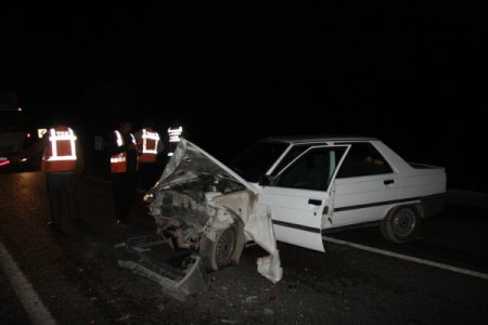 İki otomobil kavşakta çarpıştı: 2'si ağır 5 yaralı