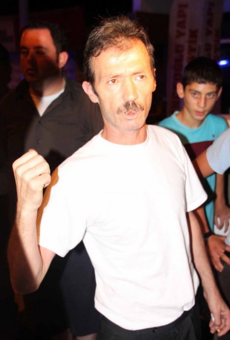 İki Otomobil Sürücüsü Kural İhlali Yapınca Kaza Kaçınılmaz Oldu