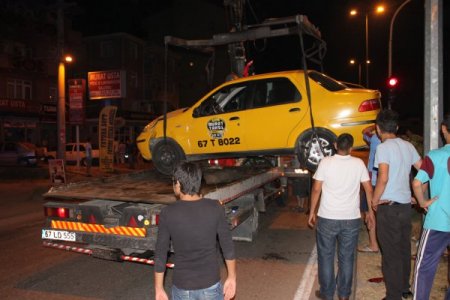 İki Otomobil Sürücüsü Kural İhlali Yapınca Kaza Kaçınılmaz Oldu