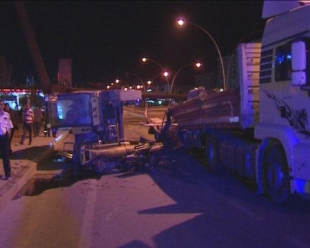 İki TIR'ın çarptığı üst geçitte çökme tehlikesi yaşandı