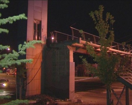 İki TIR'ın çarptığı üst geçitte çökme tehlikesi yaşandı