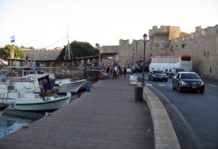 İki ülkenin polisleri Rodos'ta dostluk maçı yaptı