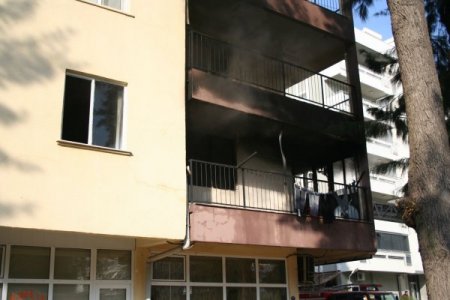 İkinci kattaki yangın apartman sakinlerini korkuttu