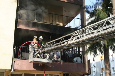 İkinci kattaki yangın apartman sakinlerini korkuttu