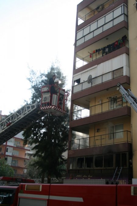İkinci kattaki yangın apartman sakinlerini korkuttu