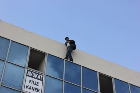 İkinci kez belediyenin çatısına çıktı