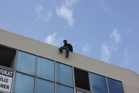 İkinci kez belediyenin çatısına çıktı