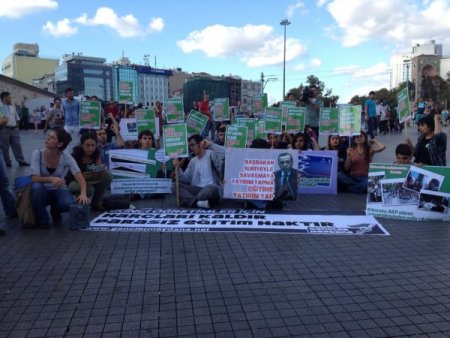 İkinci öğretim öğrencileri, harçları protesto için oturma eylemi yaptı