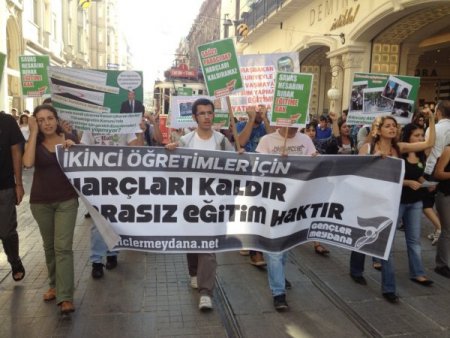 İkinci öğretim öğrencileri, harçları protesto için oturma eylemi yaptı