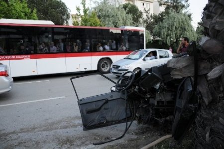 İkiye bölünen aracın sürücüsü kazadan burnu kanamadan kurtuldu