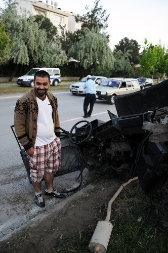 İkiye bölünen aracın sürücüsü kazadan burnu kanamadan kurtuldu