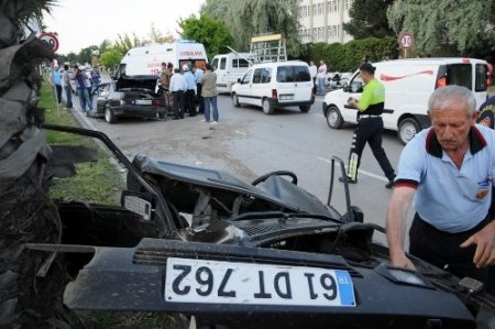 İkiye bölünen aracın sürücüsü kazadan burnu kanamadan kurtuldu