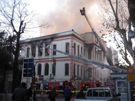 İl Milli Eğitim Müdürlüğü'ndeki yangın kontrol altına alındı