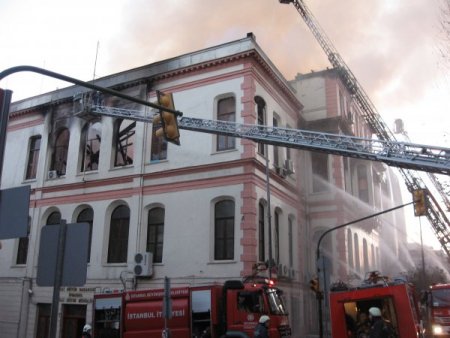 İl Milli Eğitim Müdürlüğü'ndeki yangın kontrol altına alındı