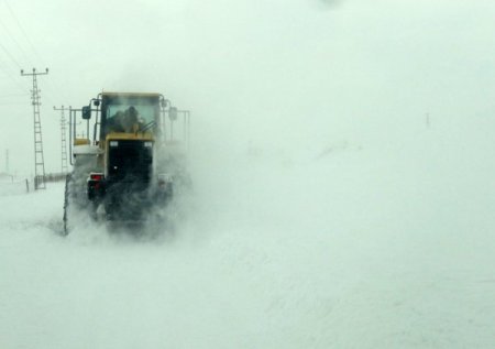 İl Özel İdare Ekipleri, Köy Yollarını Açmak İçin Yoğun Çaba Harcıyor