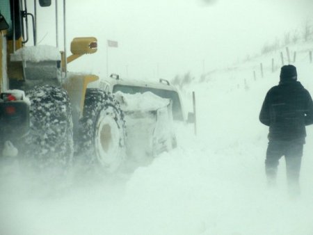 İl Özel İdare Ekipleri, Köy Yollarını Açmak İçin Yoğun Çaba Harcıyor