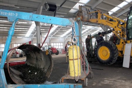 İl özel idaresi, karla mücadele için atıl borulardan kar bıçağı üretti