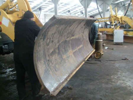 İl özel idaresi, karla mücadele için atıl borulardan kar bıçağı üretti